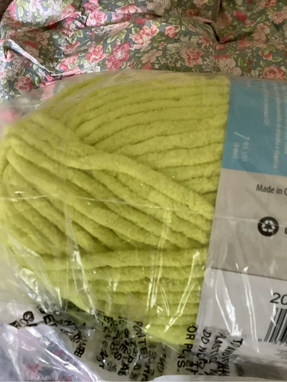 Yarn Lot - Bernat Blanket Sparkle/Wool Ease/ Chenille Skien